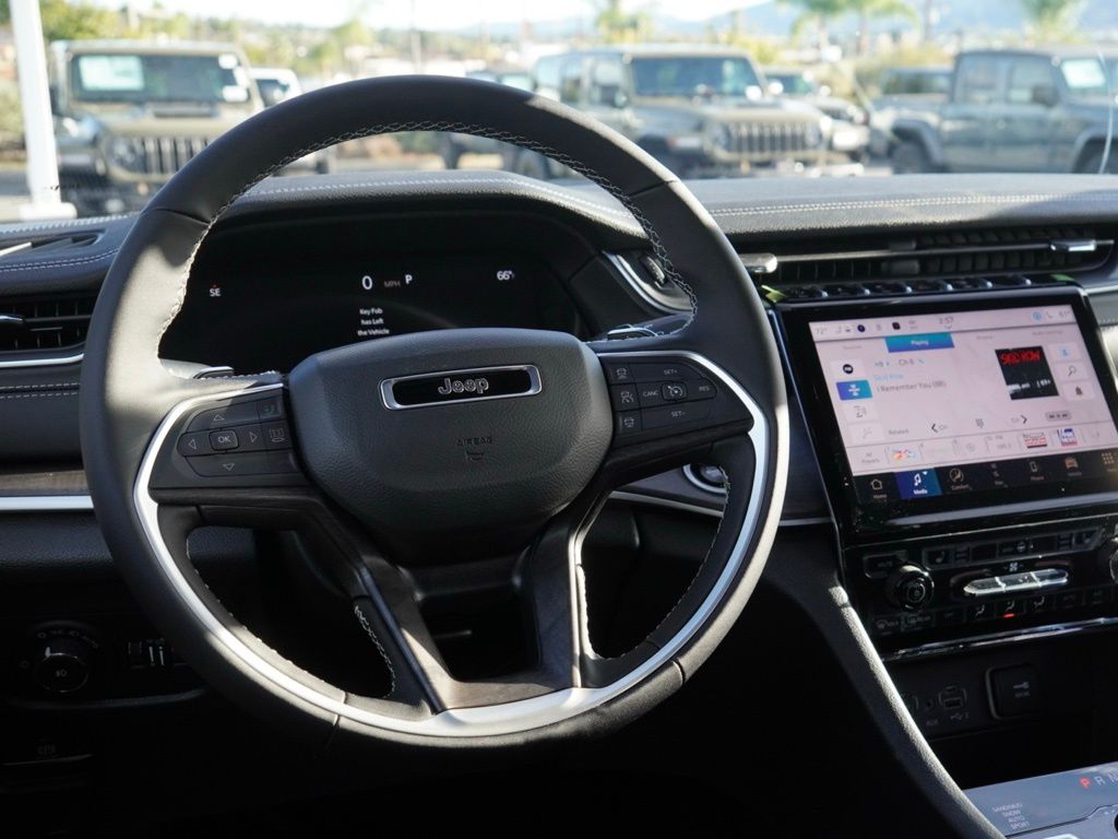 New 2025 Bright White Clear-Coat Exterior Paint Jeep Limited Black Appearance Edition image 30