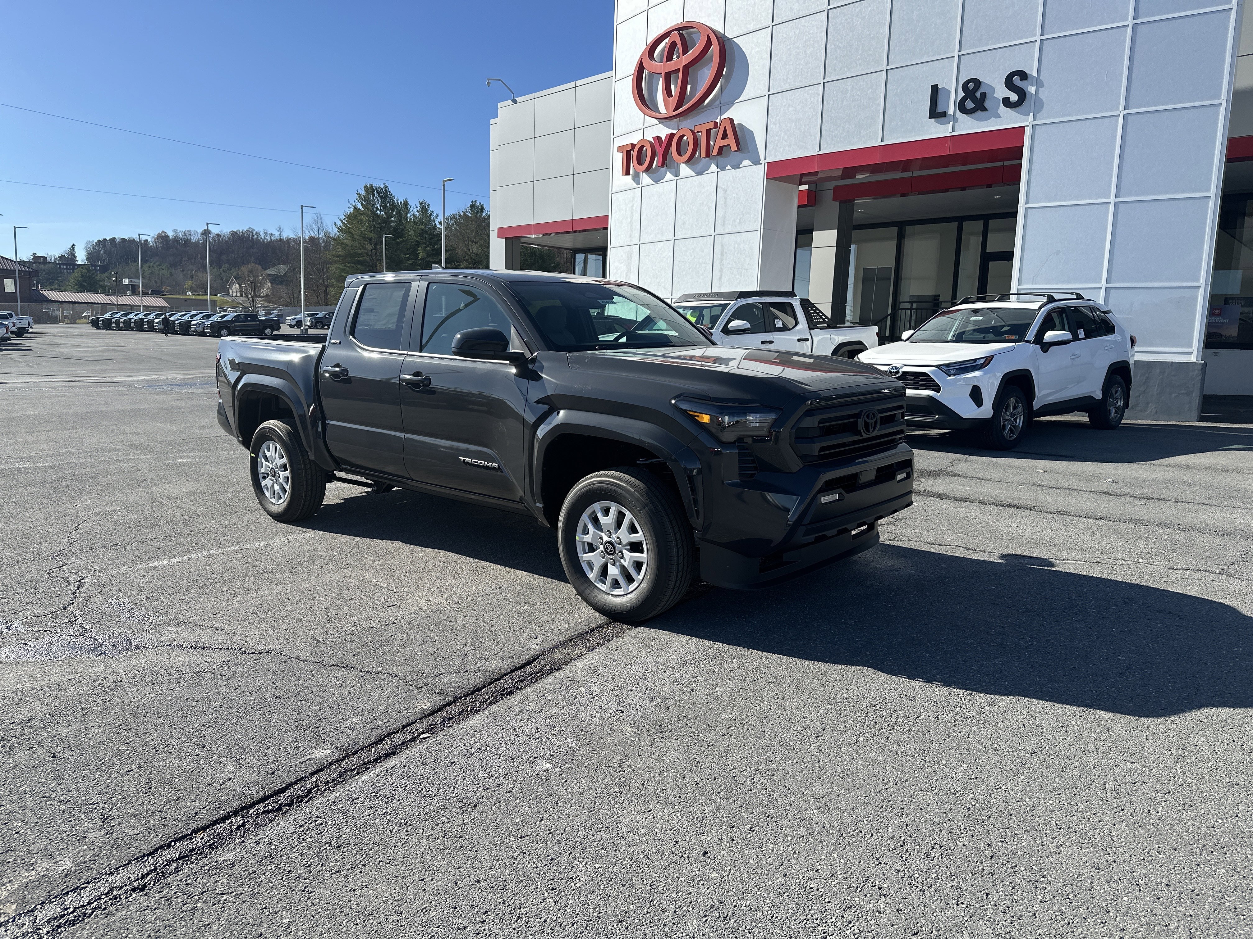 2025 Toyota Tacoma SR5's photo