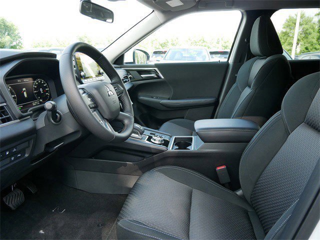 2025 Mitsubishi Outlander PHEV ES photo 3