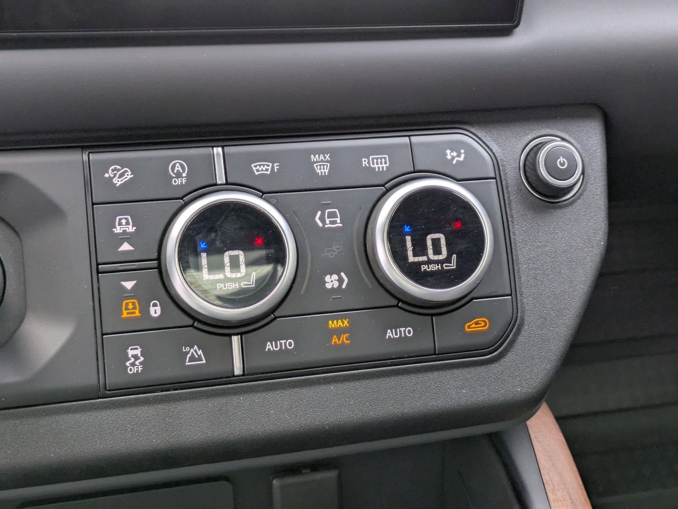 2023 Land Rover Defender 110 photo 20
