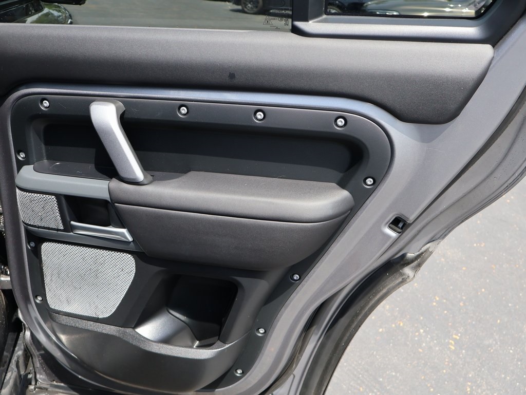 2024 Land Rover Defender 130 X-Dynamic SE photo 14