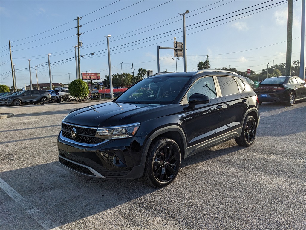 2022 Volkswagen Taos SE photo 2
