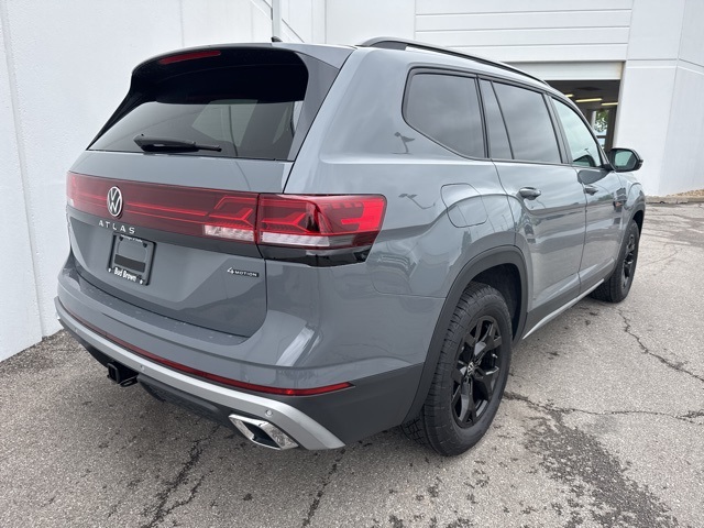 2025 Volkswagen Atlas Peak Edition SE photo 4