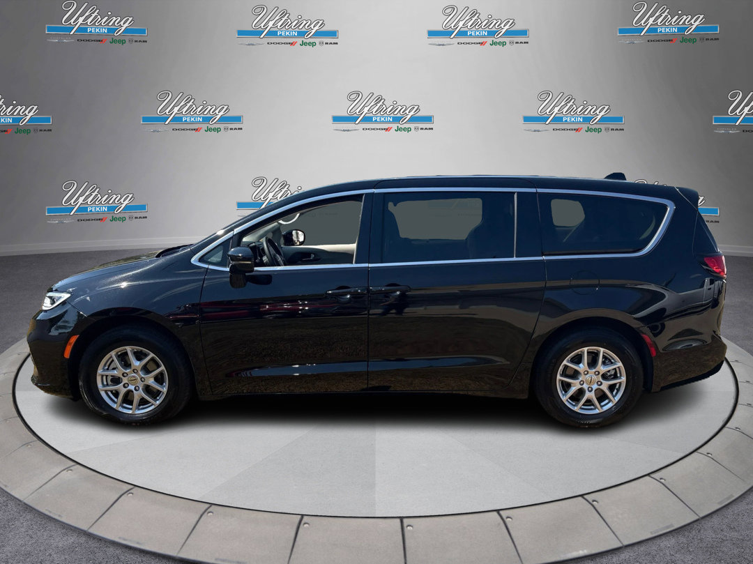 2024 Chrysler Pacifica Touring L photo 4