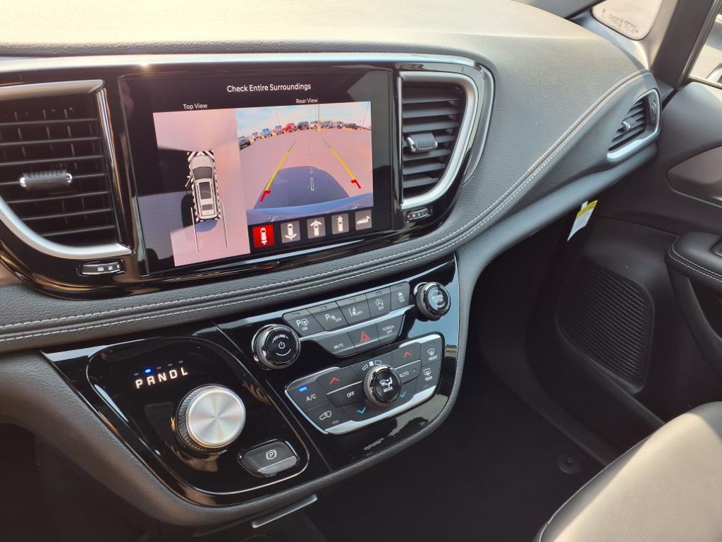 2025 Chrysler Pacifica photo 6