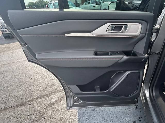 2025 Ford Explorer photo 31