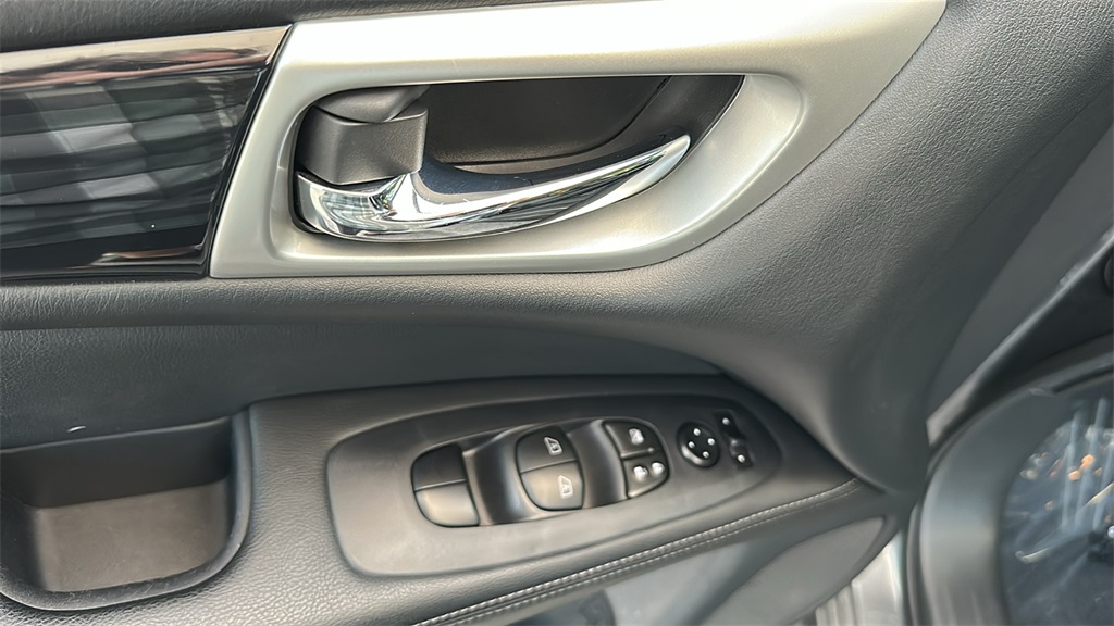 2020 Nissan Pathfinder SV photo 16