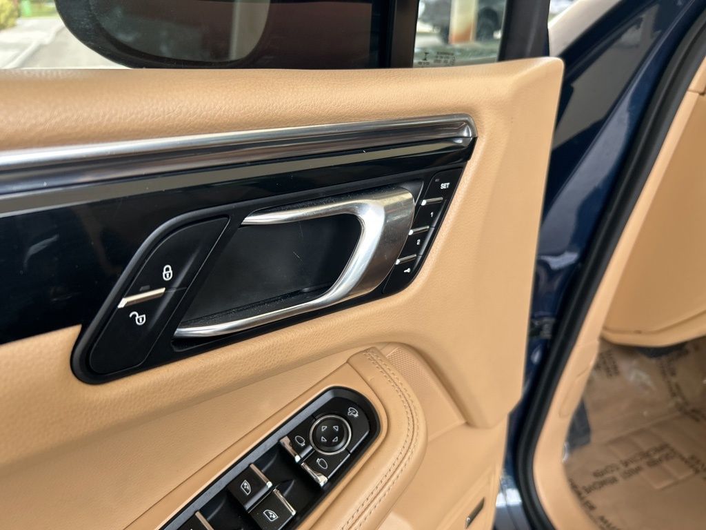2015 Porsche Macan S photo 36
