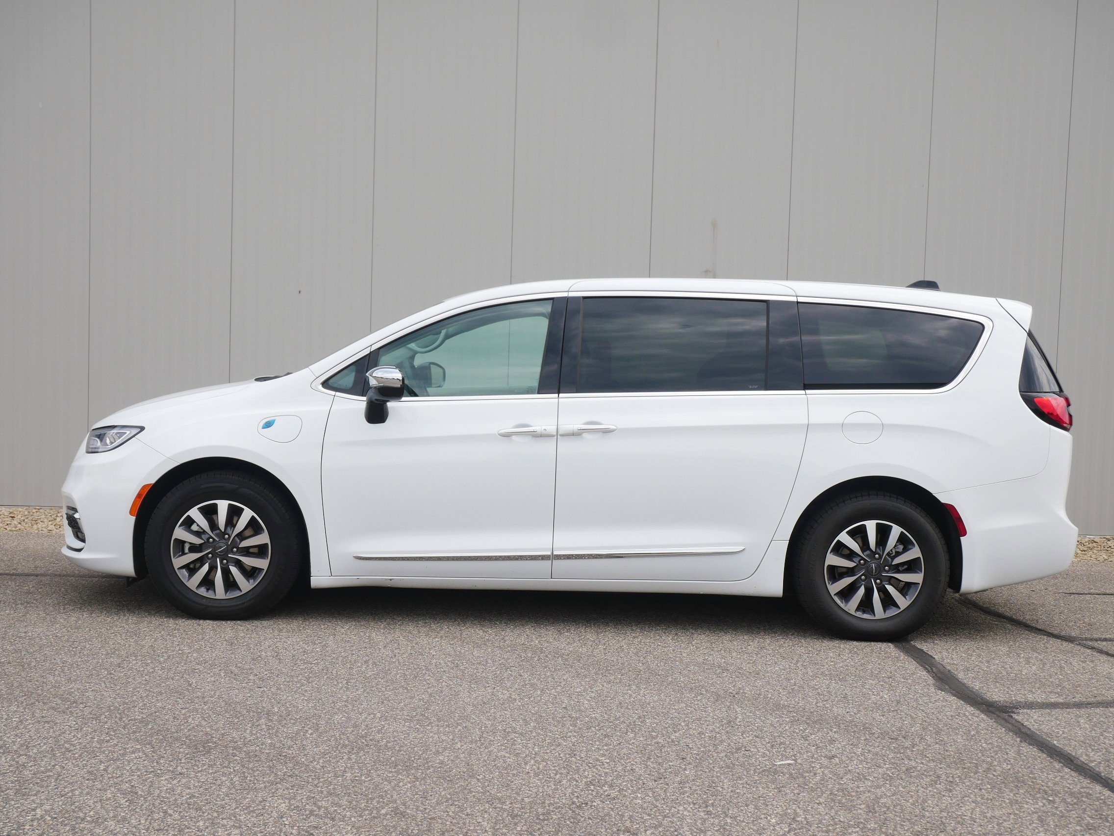 Used 2023 Chrysler Pacifica Hybrid Limited with VIN 2C4RC1S79PR622322 for sale in Hastings, Minnesota