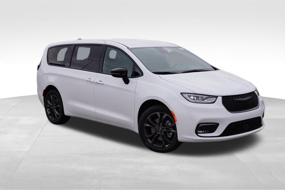 2026 Chrysler Pacifica Select's photo