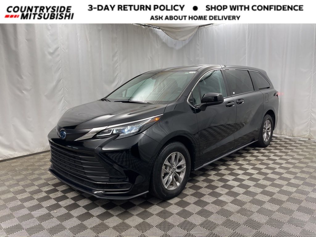 2024 Toyota Sienna LE's photo