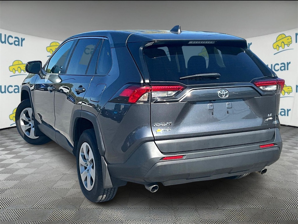 2022 Toyota RAV4 LE photo 4
