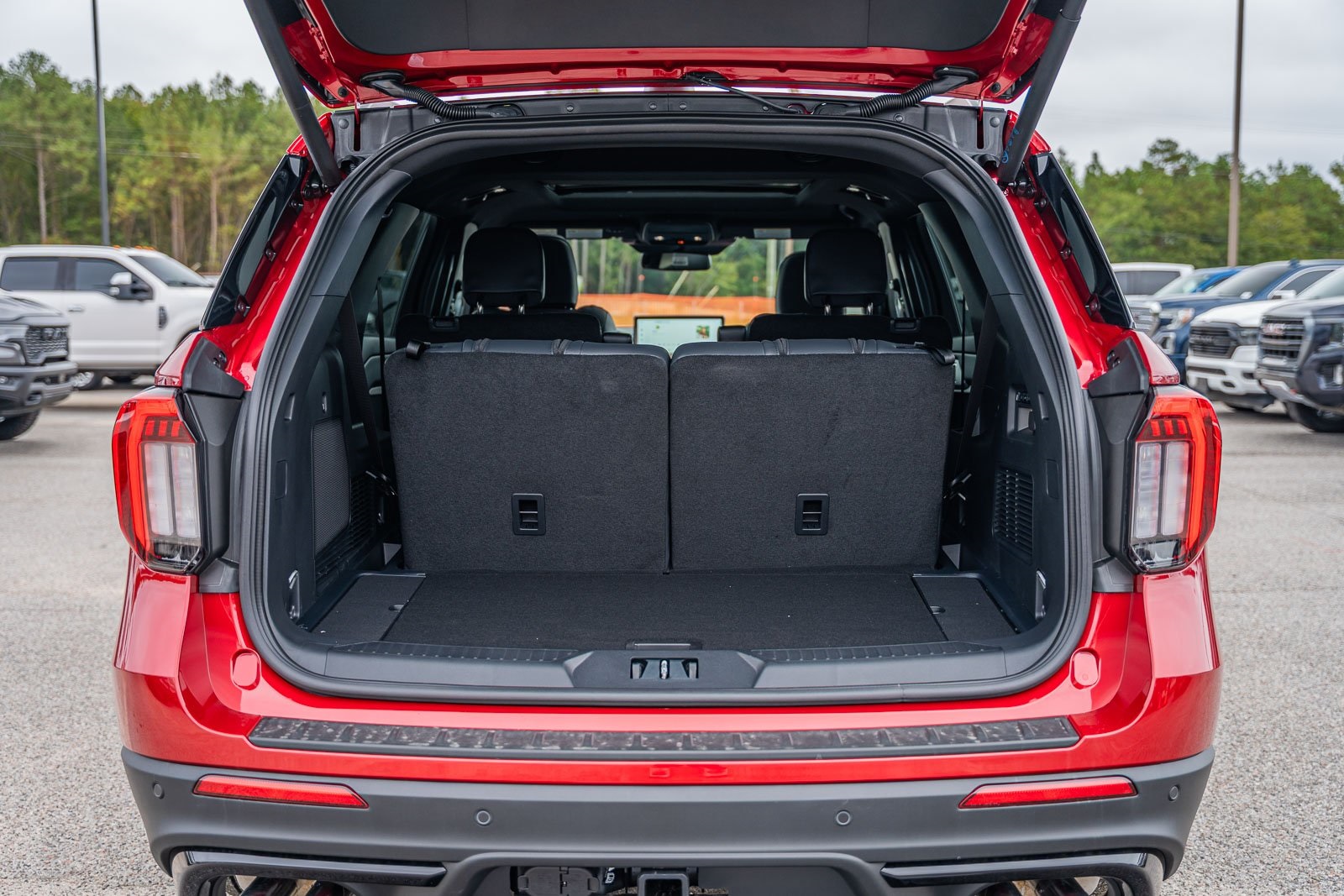 2025 Ford Explorer ST photo 8