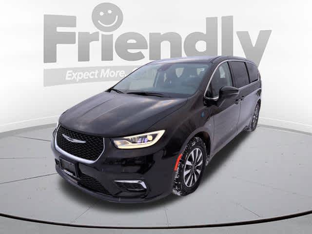 2023 Chrysler Pacifica Hybrid Touring L's photo
