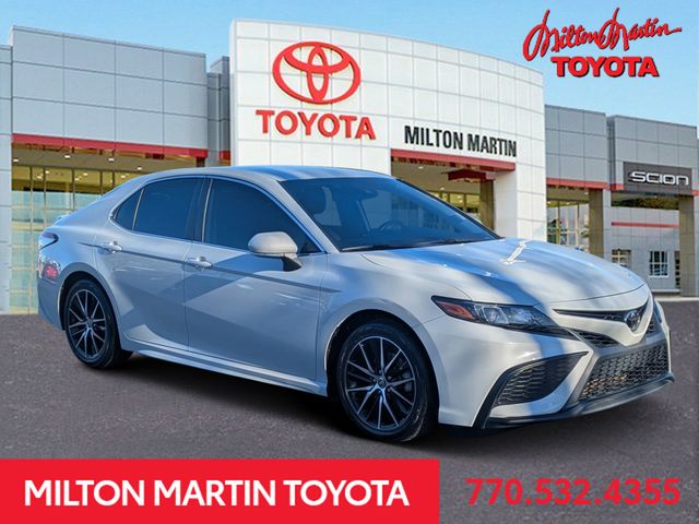 2022 Toyota Camry SE's photo