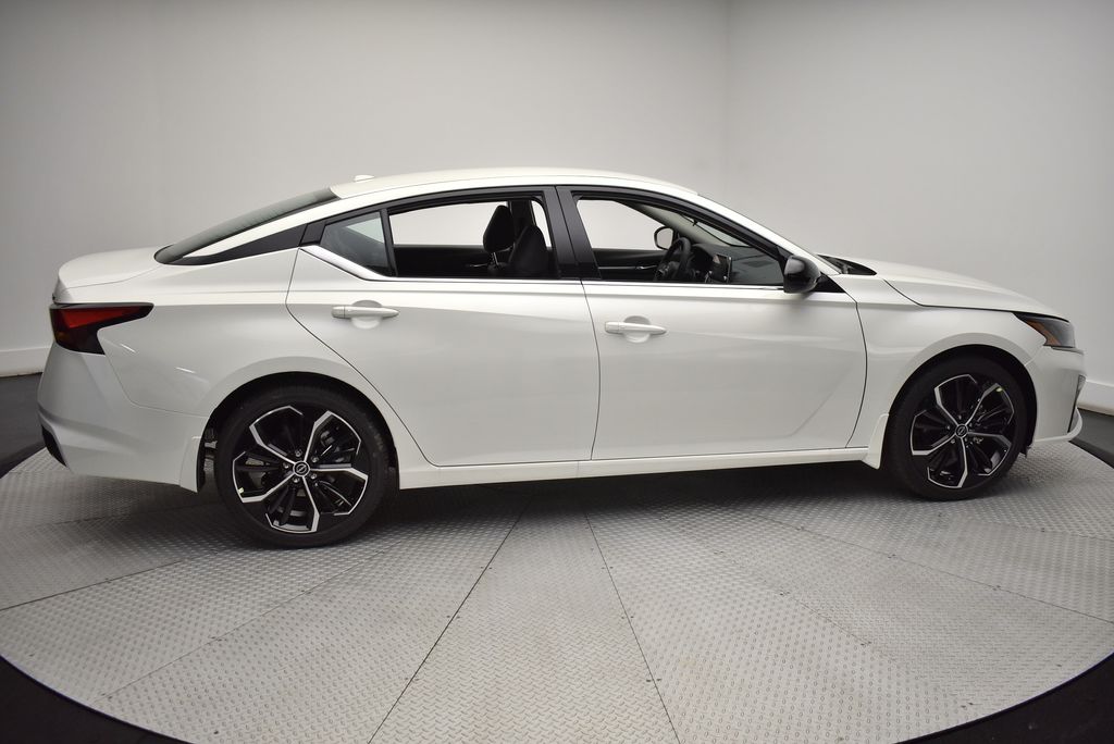 2025 Nissan Altima 2.5 SR photo 4