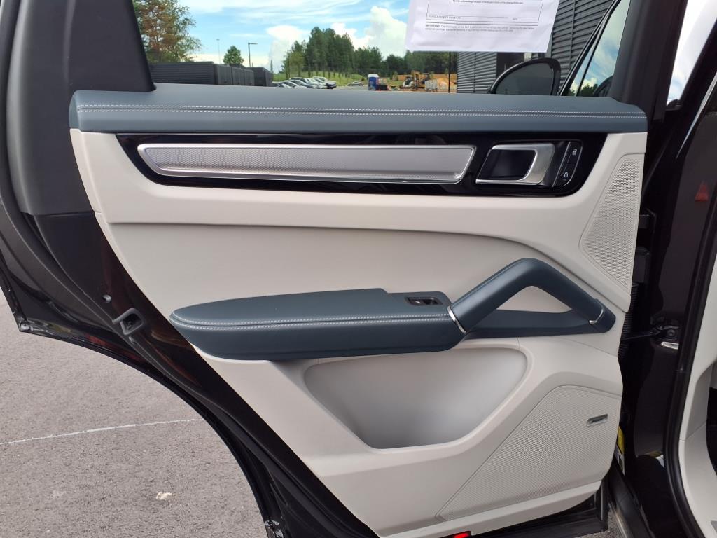 2023 Porsche Cayenne S Platinum Edition photo 24