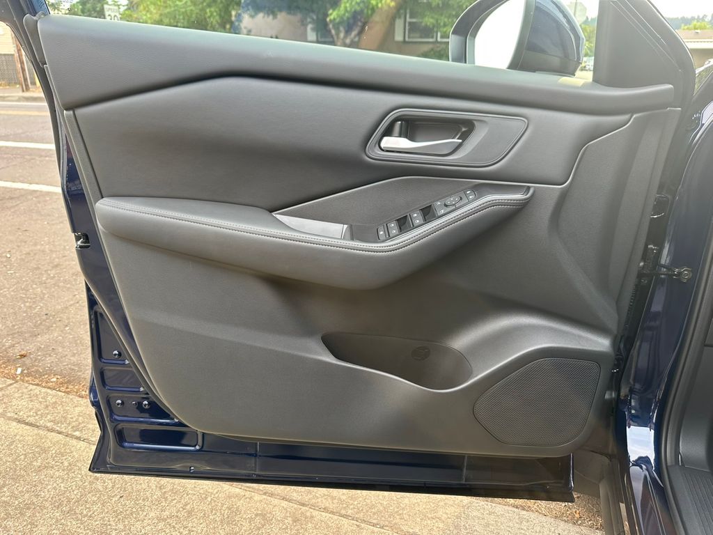 2026 Nissan Rogue SV photo 12