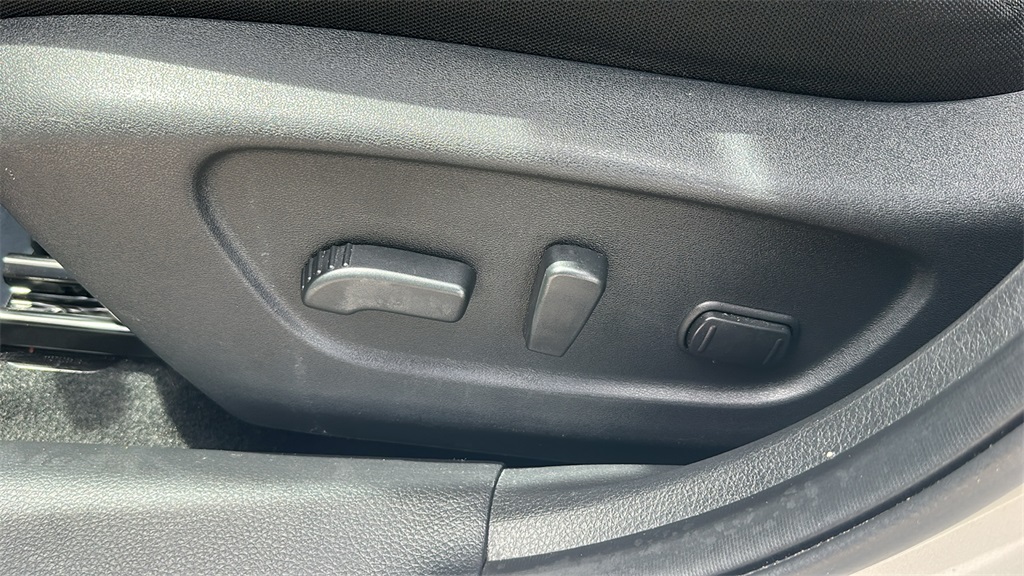 2018 Nissan Rogue SV photo 13