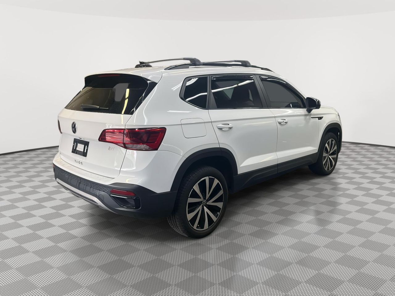 2022 Volkswagen Taos SE photo 2