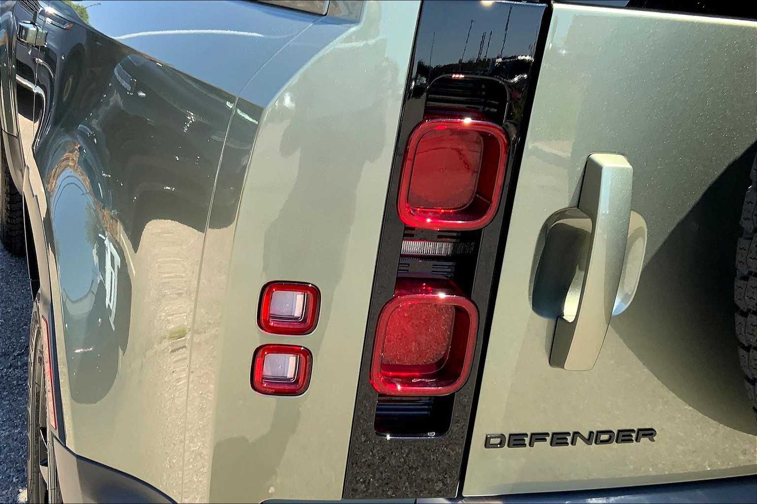 2025 Land Rover Defender 90 X-Dynamic SE photo 13