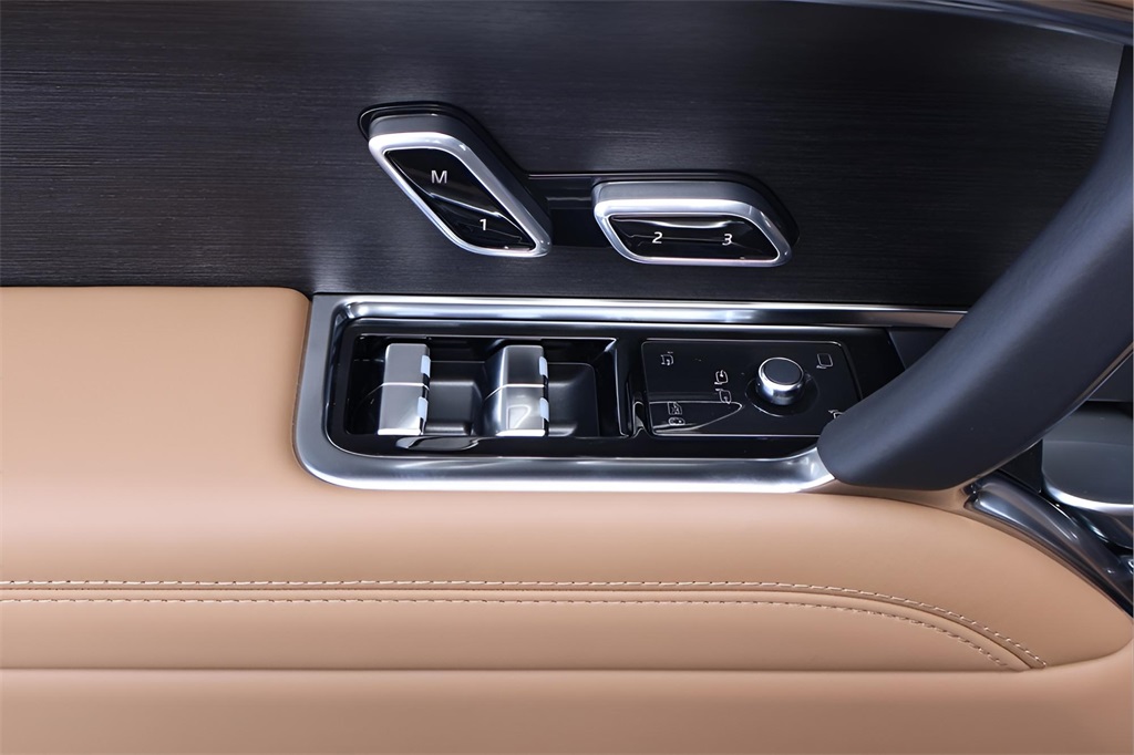 2025 Land Rover Range Rover SE photo 11