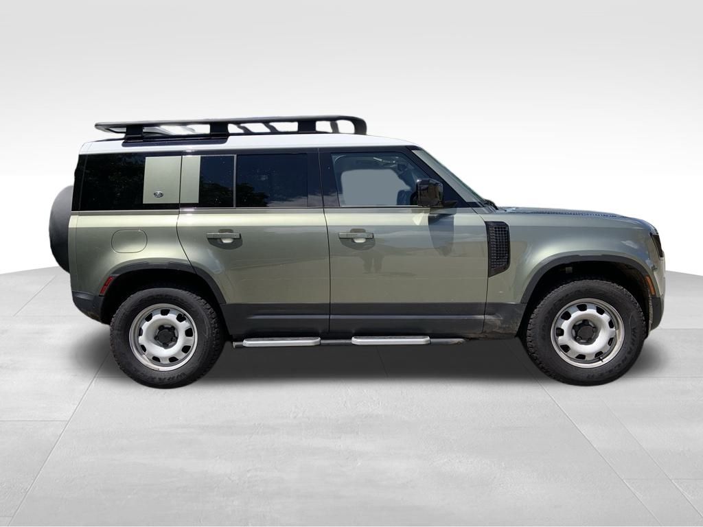 2023 Land Rover Defender 110 S photo 3