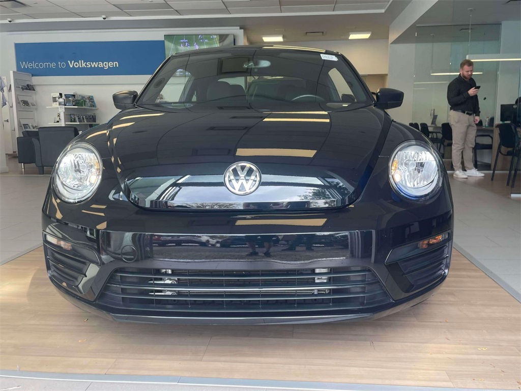 2018 Volkswagen Beetle S photo 2