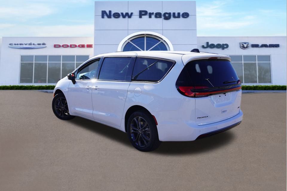 2026 Chrysler Pacifica photo 4