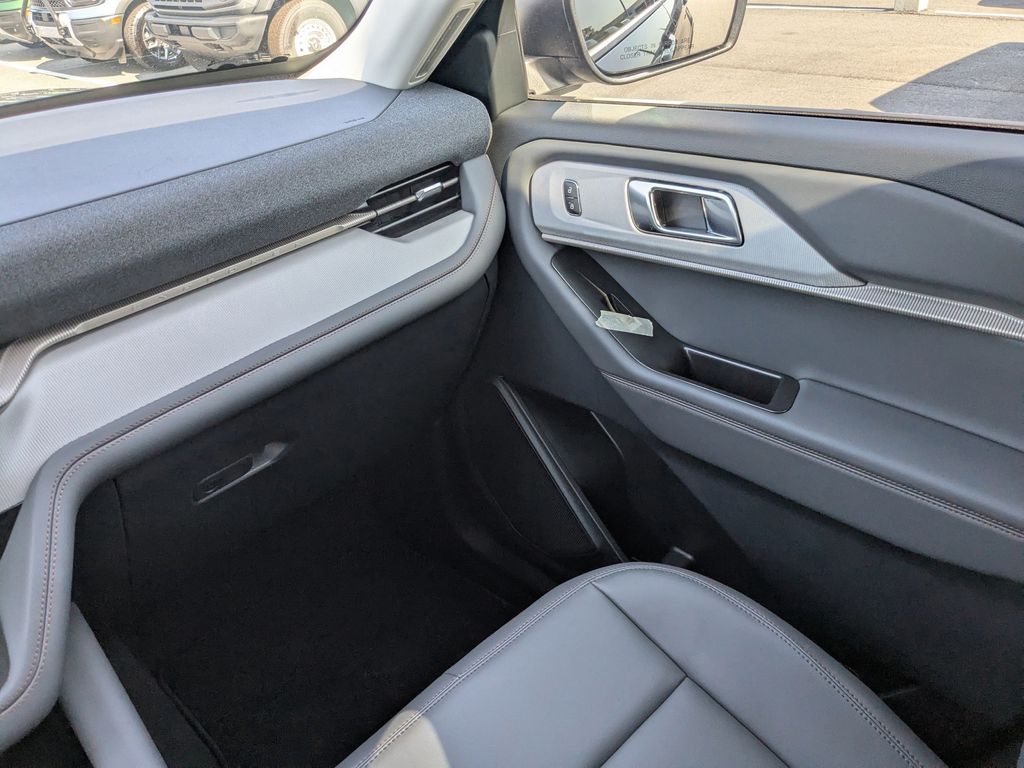 2025 Ford Explorer photo 18