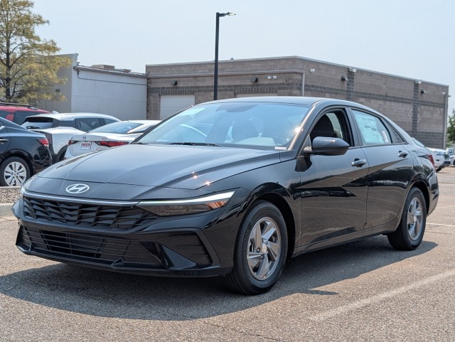 New 2025 ABYSS BLACK/GRAY Hyundai SE image 1
