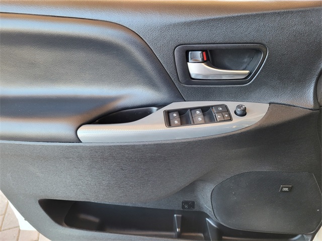 2020 Toyota Sienna SE photo 21