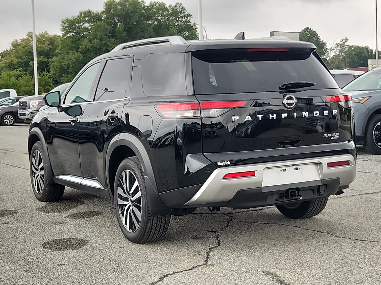 2025 Nissan Pathfinder Platinum photo 4