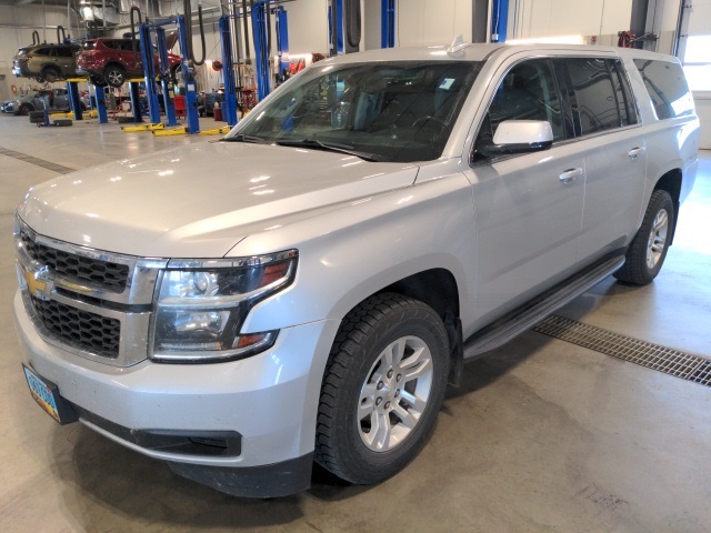 2017 Chevrolet Suburban LS photo 3