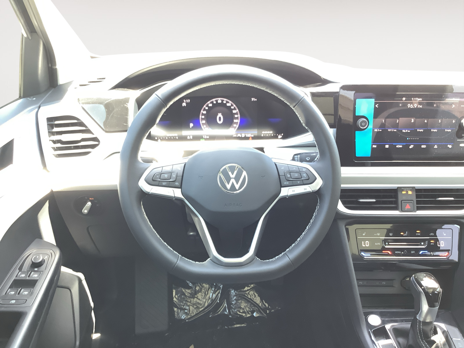 2025 Volkswagen Taos SE photo 14