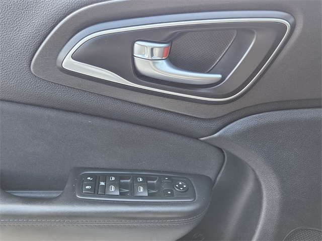 2016 Chrysler 200 LX photo 24