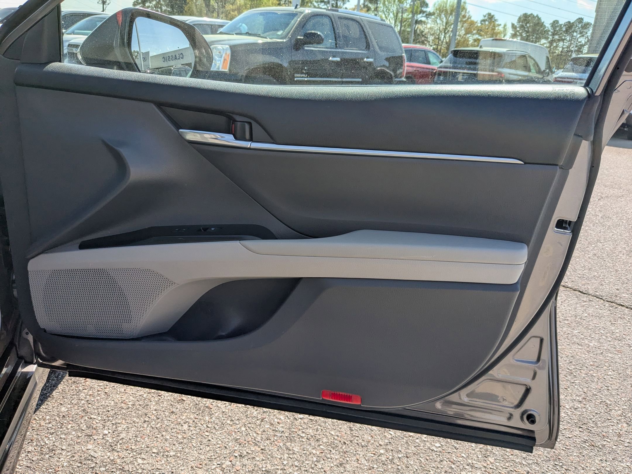 2020 Toyota Camry SE photo 30