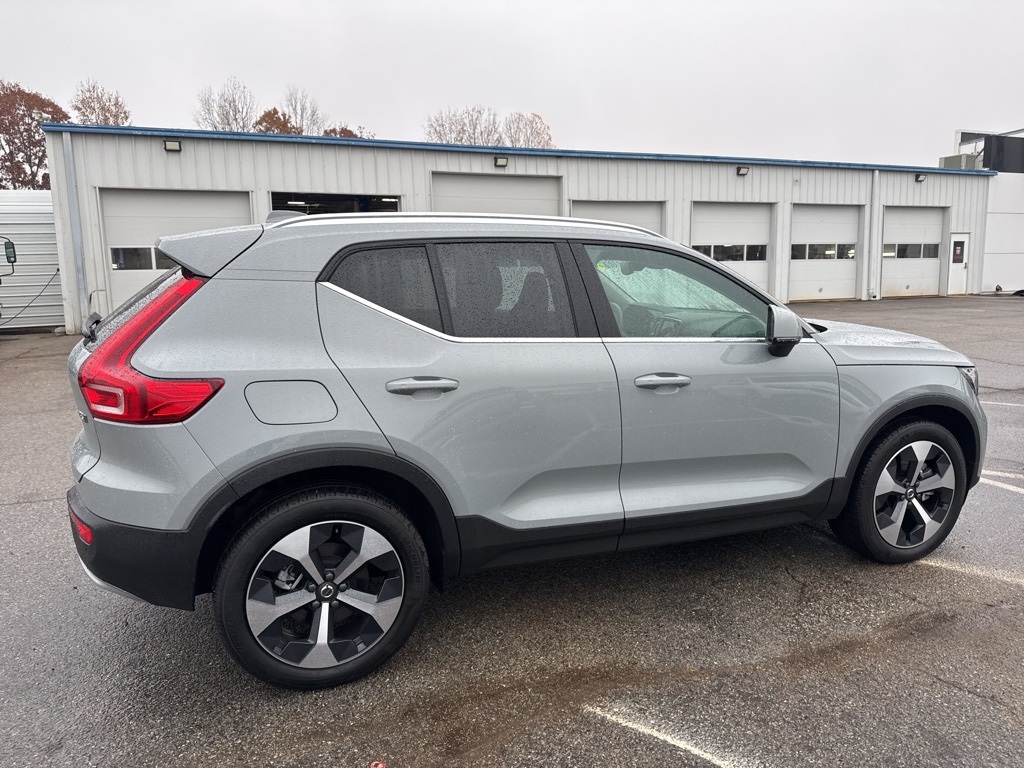 2025 Volvo XC40 Core photo 3