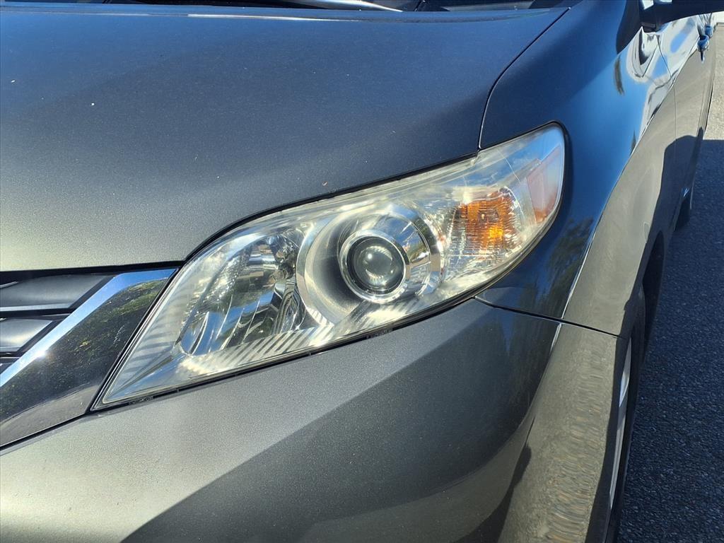 2012 Toyota Sienna LE photo 3