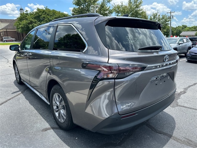 2024 Toyota Sienna XLE photo 5