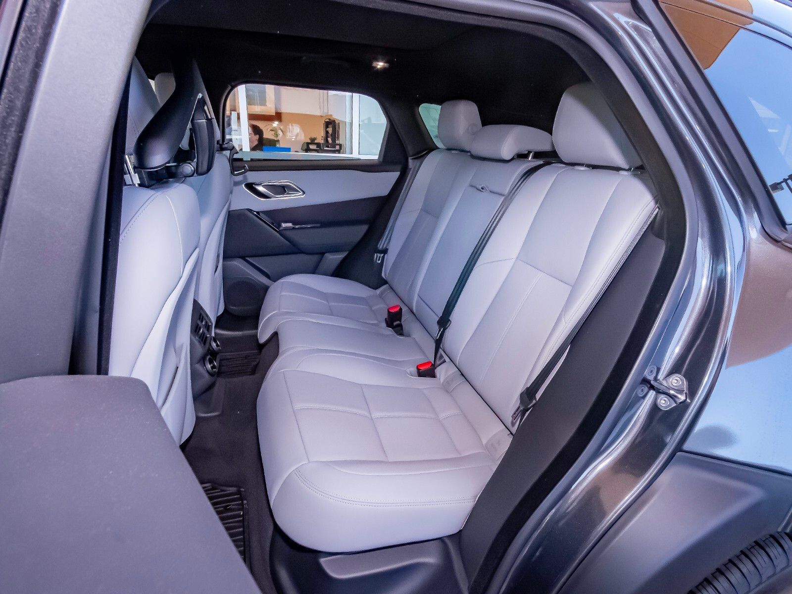 2026 Land Rover Range Rover Velar SE photo 39