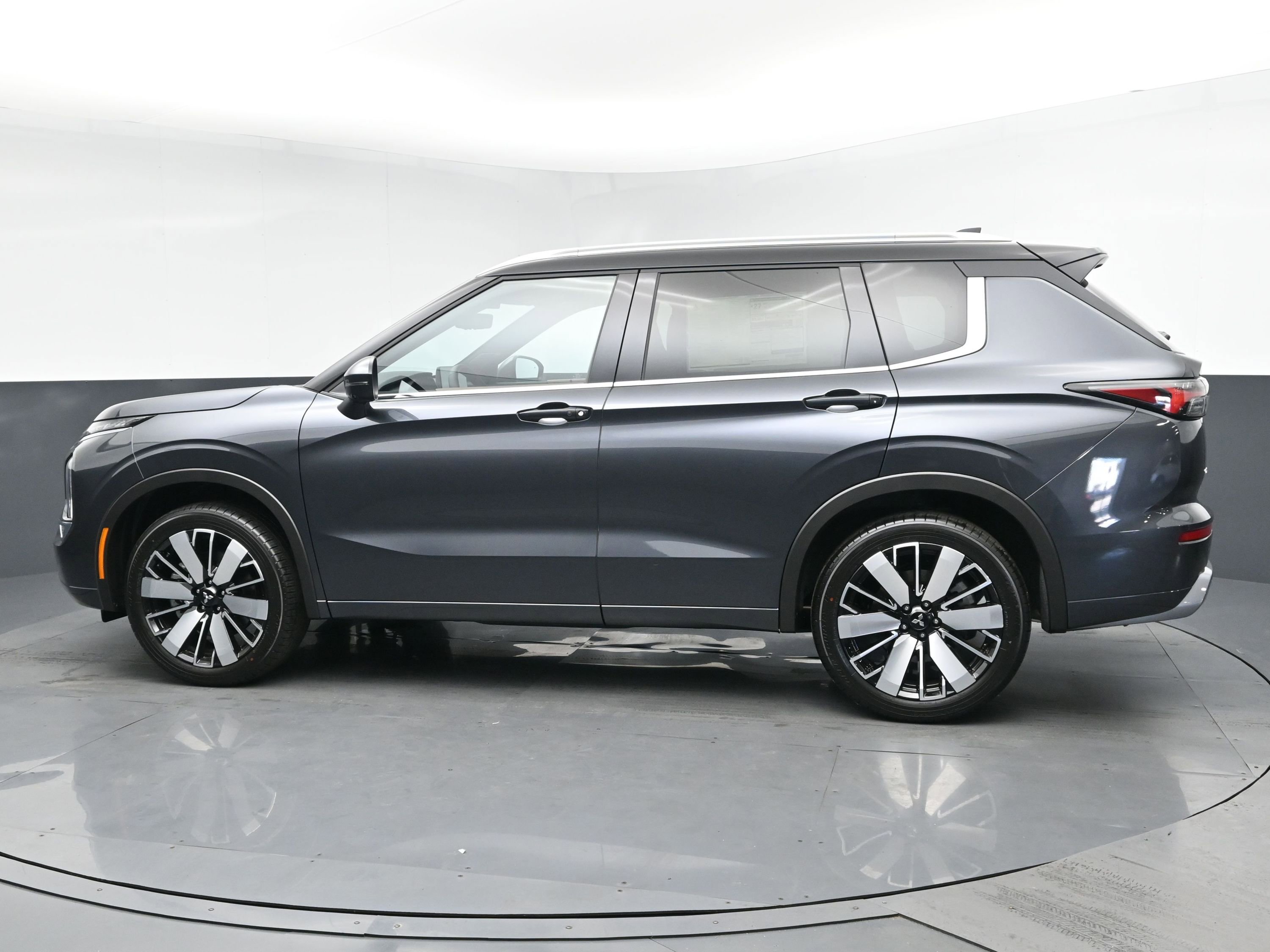 2025 Mitsubishi Outlander SEL photo 3
