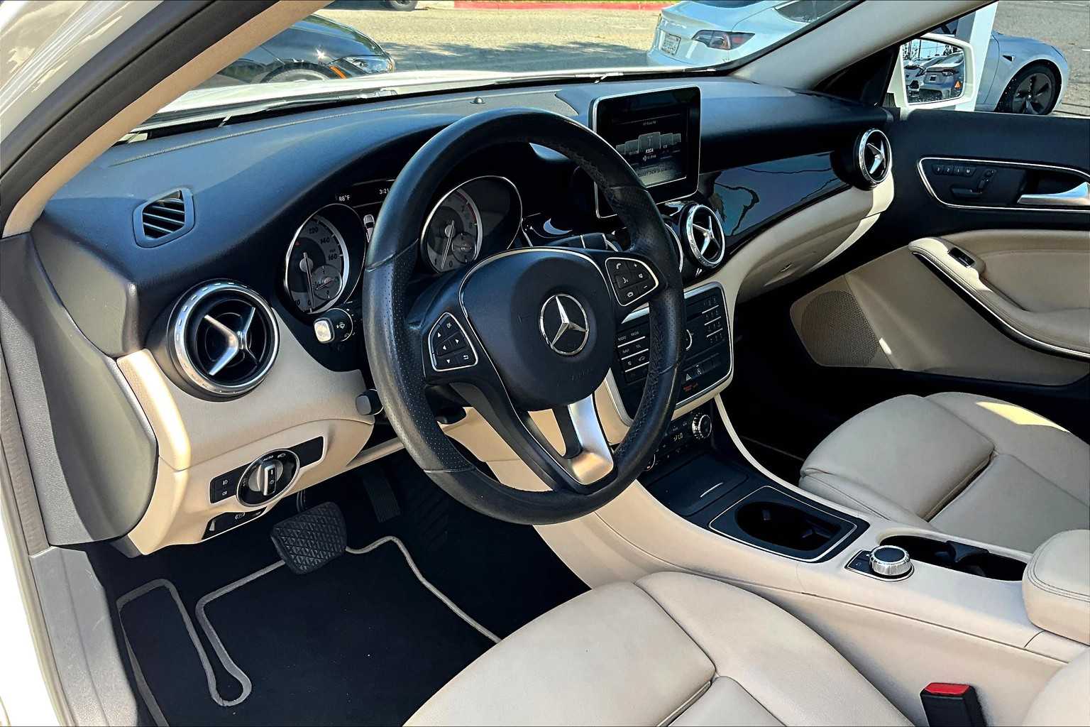 2017 Mercedes Benz GLA 250 photo 16