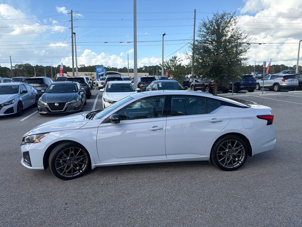 2024 Nissan Altima SR photo 4