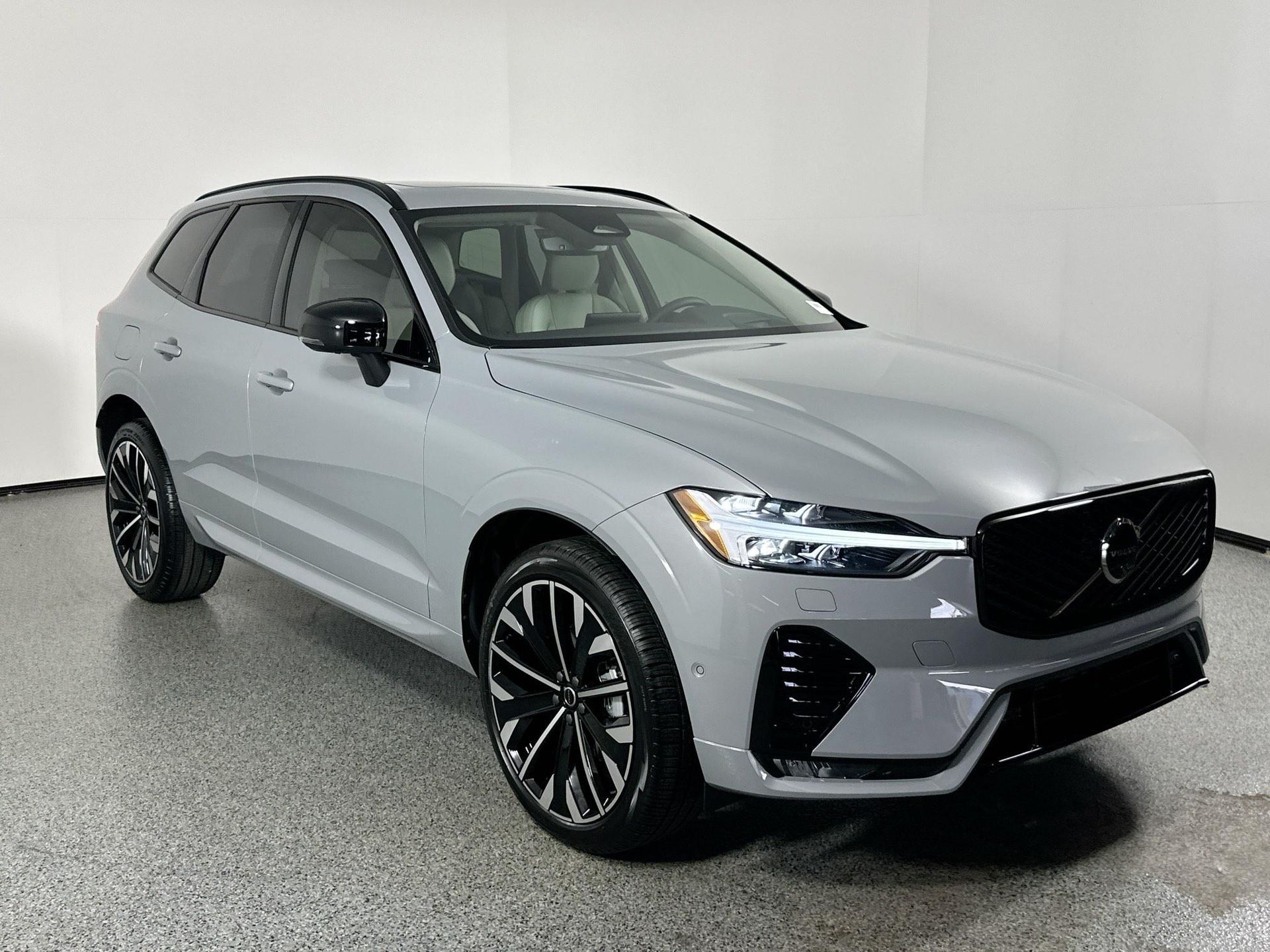2026 Volvo XC60 B5 photo 3