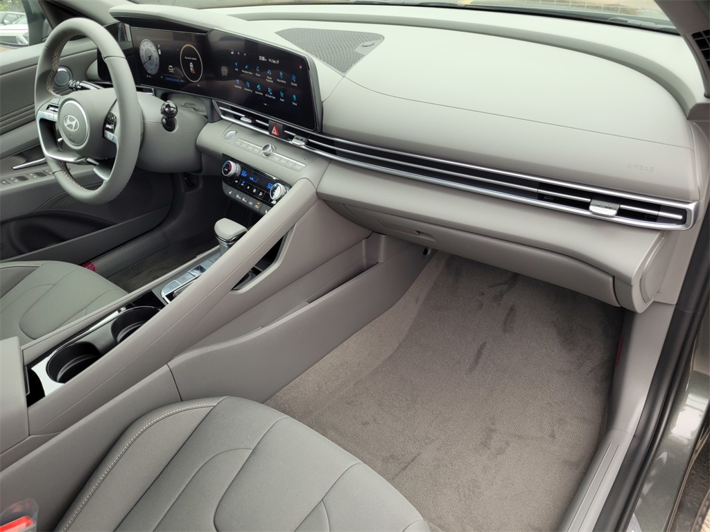 2024 Hyundai Elantra SEL Convenience photo 18