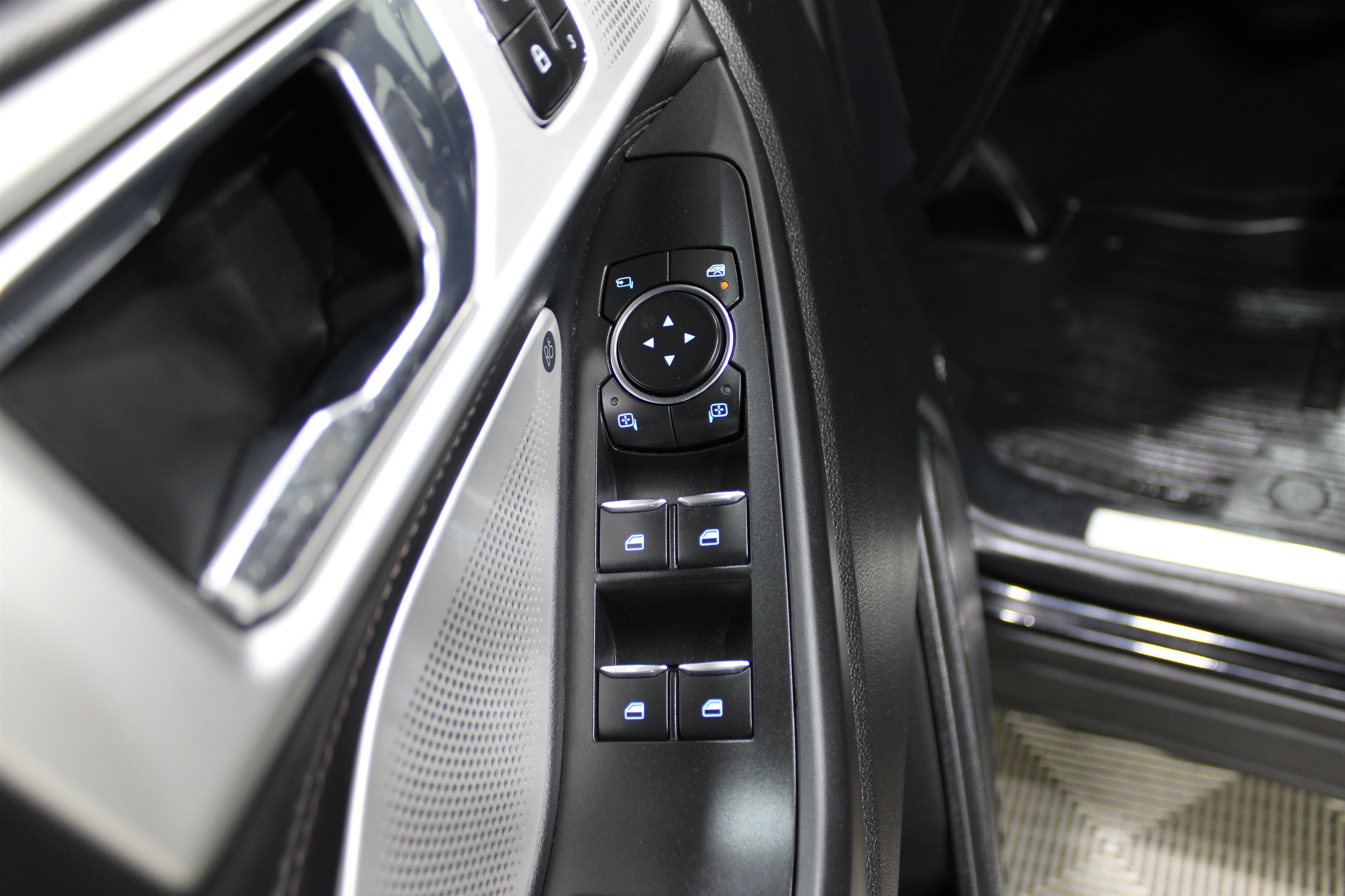 2020 Ford Explorer Platinum photo 2