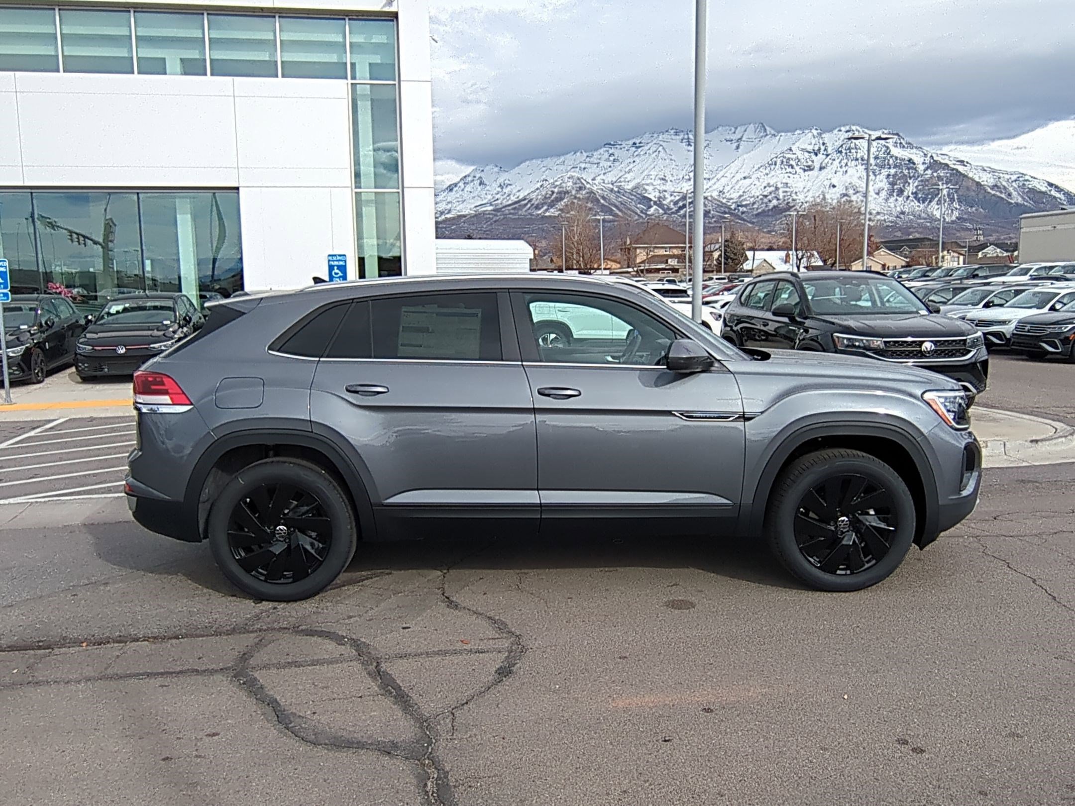 2025 Volkswagen Atlas Cross Sport SE Technology photo 2