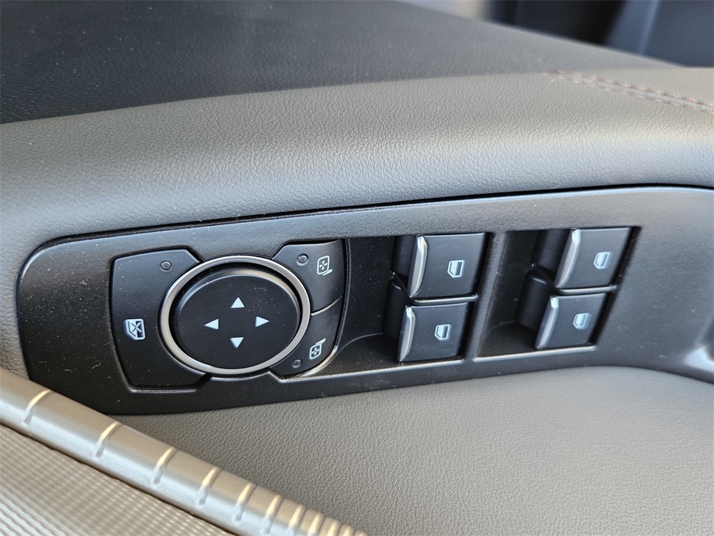 2025 Ford Explorer photo 4