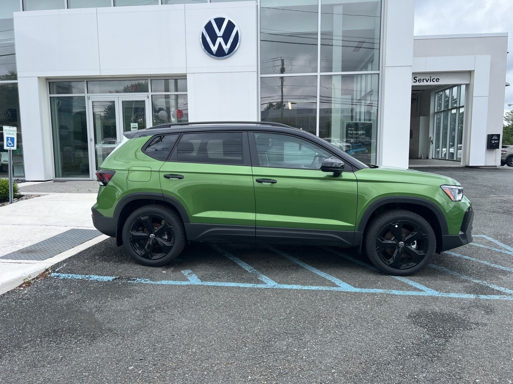 2025 Volkswagen Taos SE photo 2